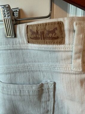 ⚡️Levi’s White Denim Shorts